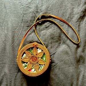 Round wicker and leather purse with Hawaiian print lining. Strong metal snap.